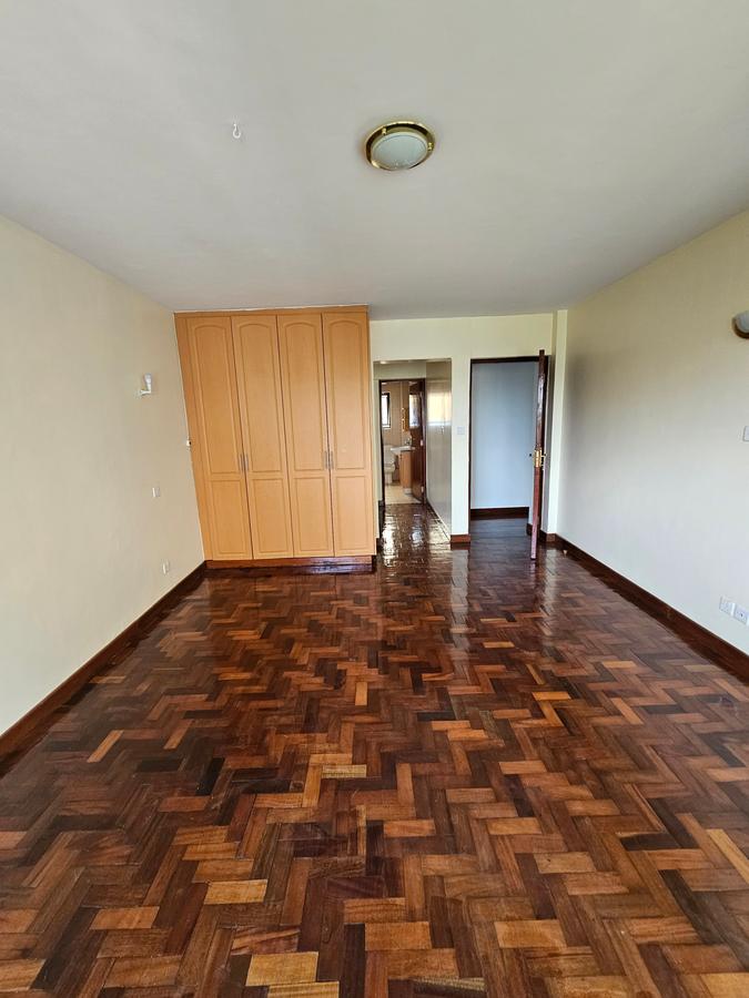 3 Bed Apartment with En Suite at Lavington - 17