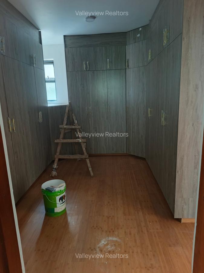 4 Bed Townhouse with En Suite at Lavington - 19