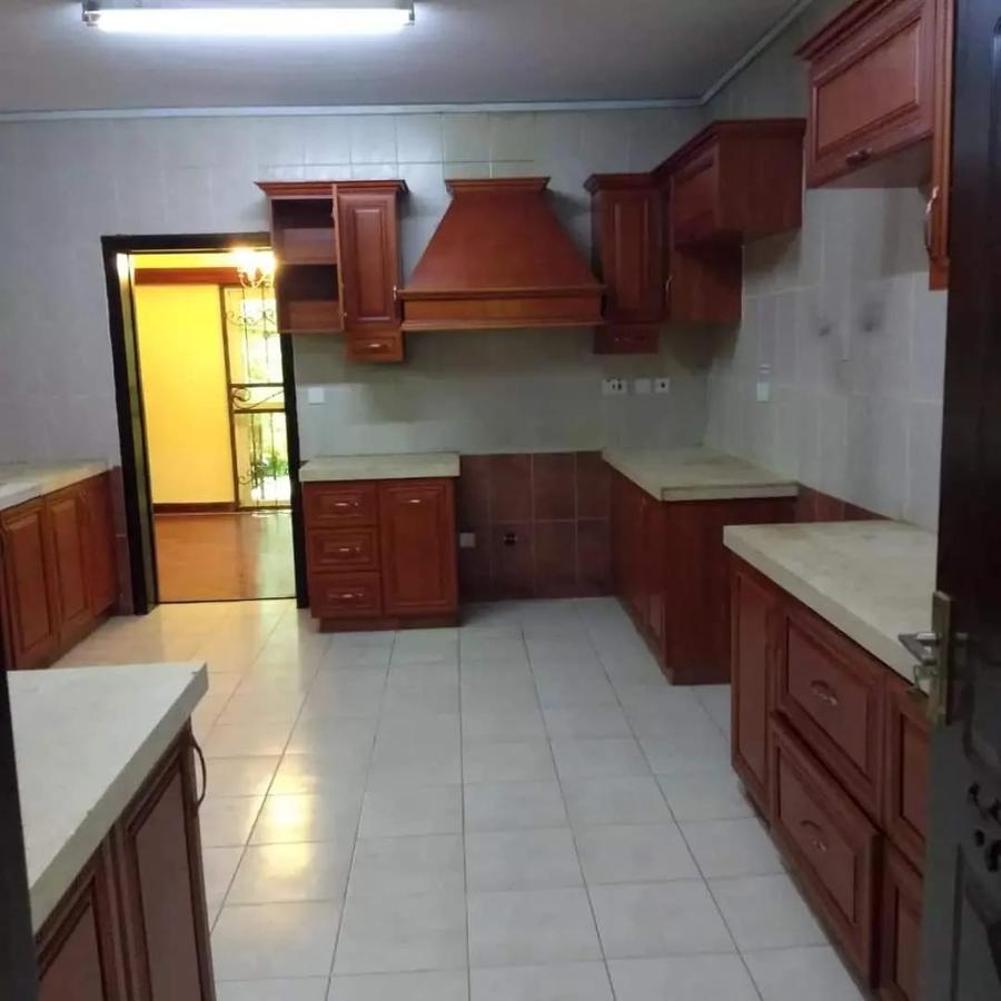 5 Bed House with En Suite in Lavington - 12