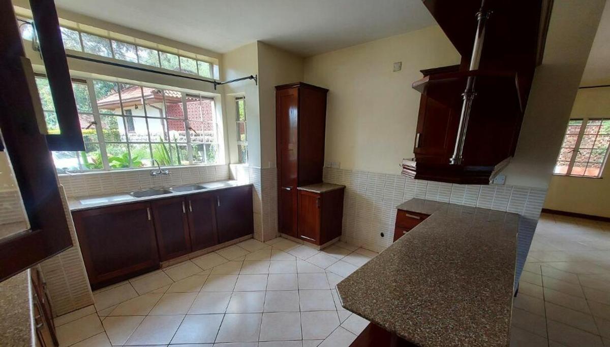 5 Bed Townhouse with En Suite in Rosslyn - 4