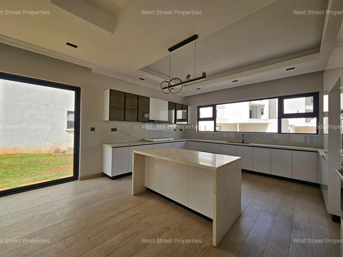 5 Bed Villa with En Suite at Lavington - 6