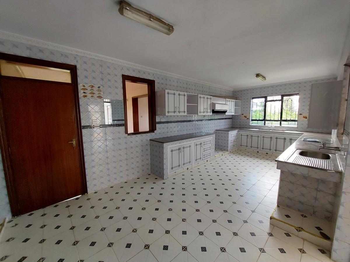 5 Bed House with En Suite at Mimosa Drive - 5