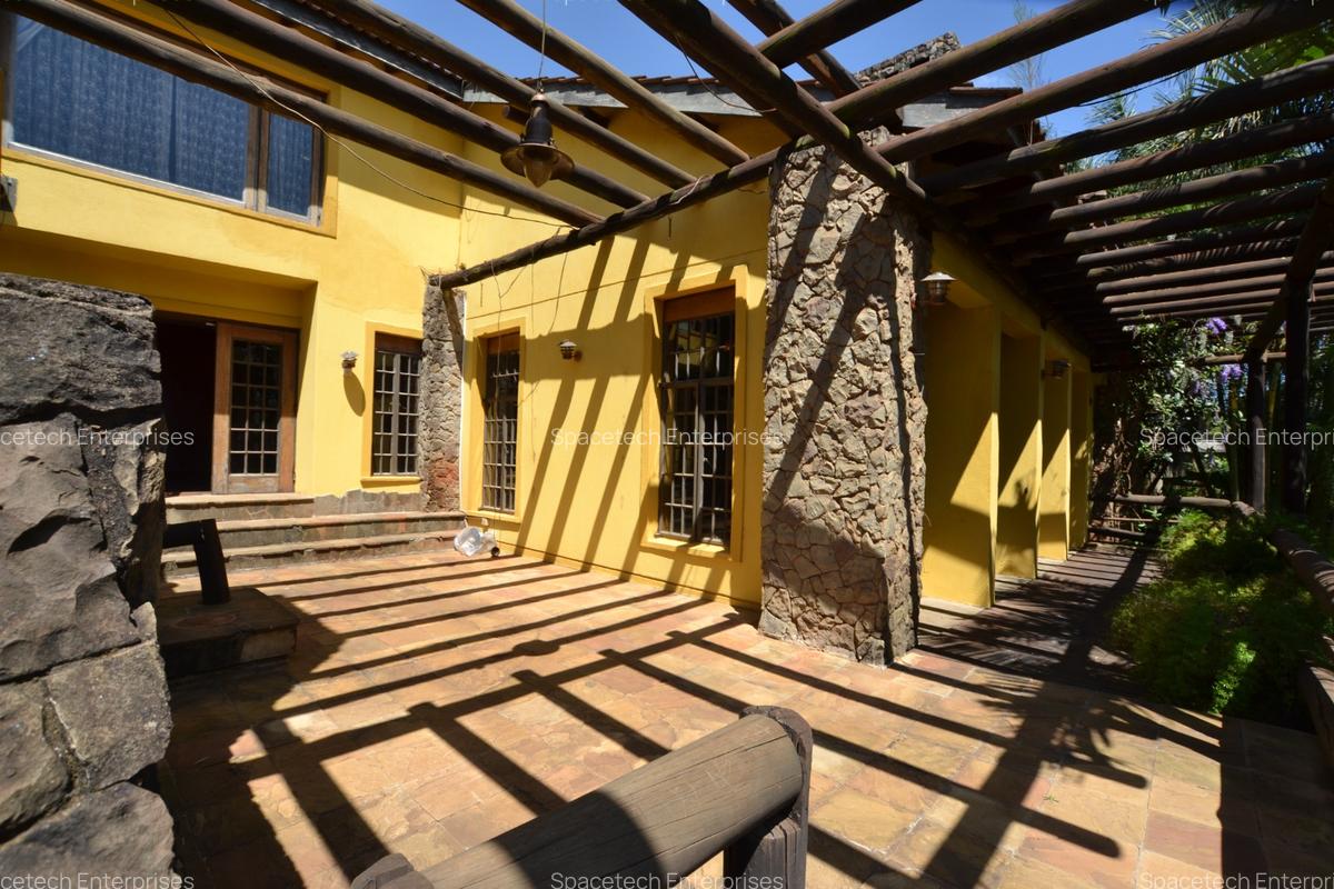 5 Bed House with En Suite in Runda - 1