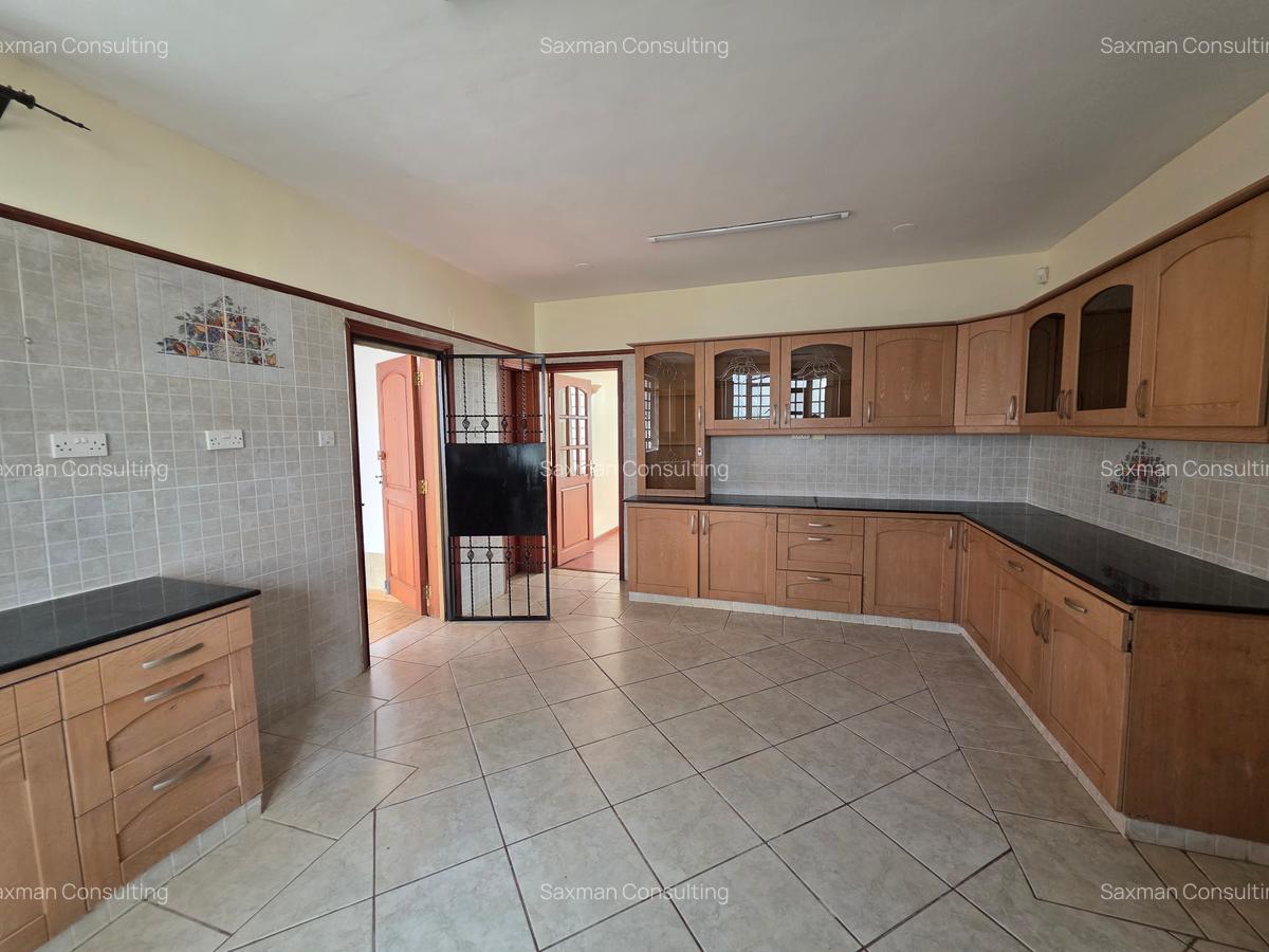 5 Bed Villa with En Suite in Runda - 16