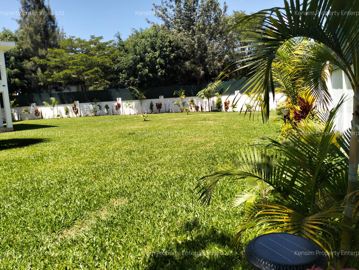 5 Bed House with En Suite in Runda - 3