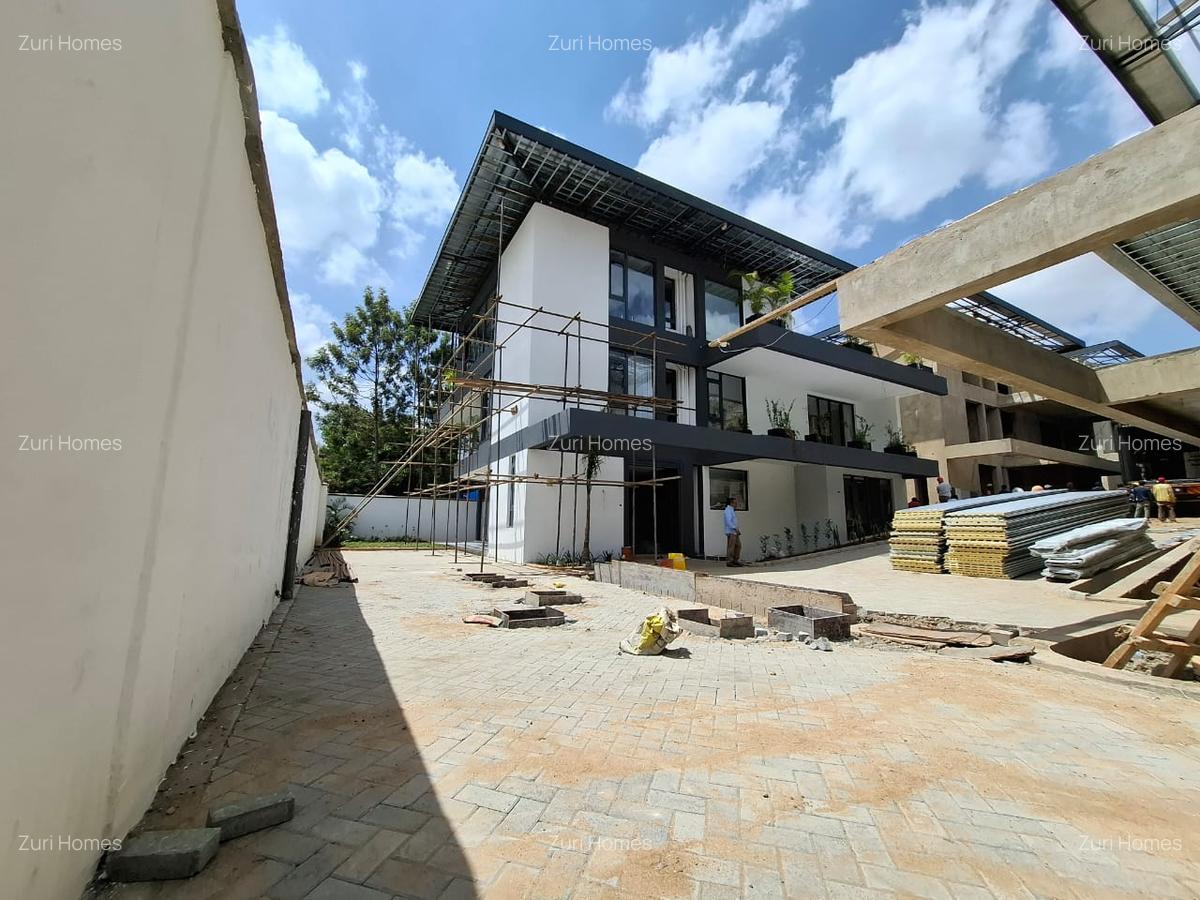 5 Bed Townhouse with En Suite in Lavington - 1