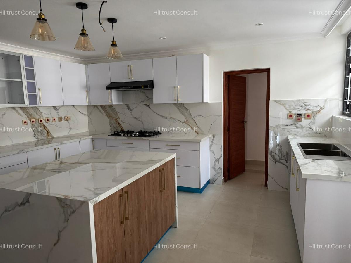 7 Bed Townhouse with En Suite in Runda - 4