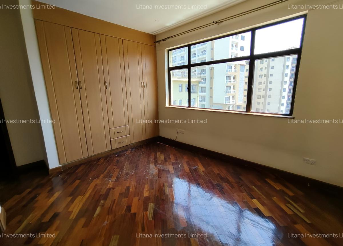 2 Bed Apartment with En Suite at Off Dennis Pritt - 8