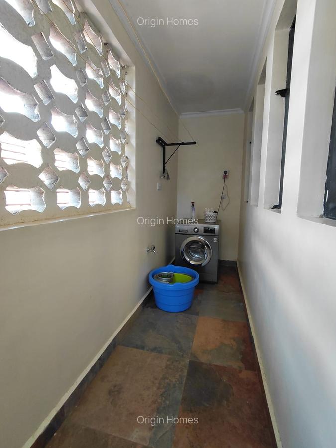 1 Bed House with En Suite in Lavington - 12