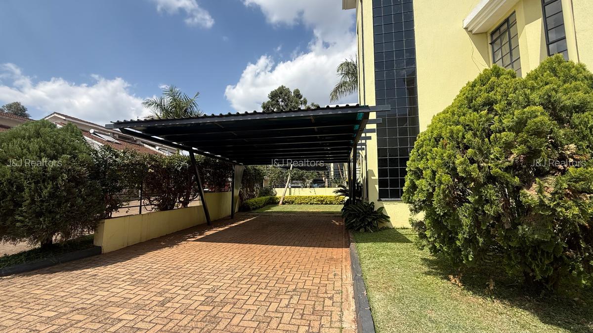 5 Bed Townhouse with En Suite in Lavington - 2