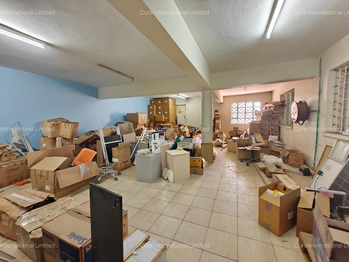 2,500 ft² Office in Industrial Area - 3