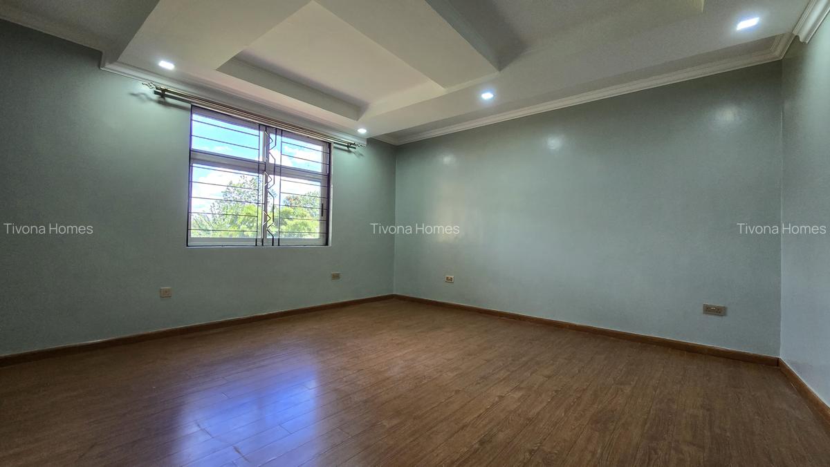 5 Bed House with En Suite in Ridgeways - 3