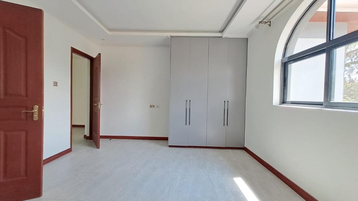 5 Bed Townhouse with En Suite in Lavington - 2