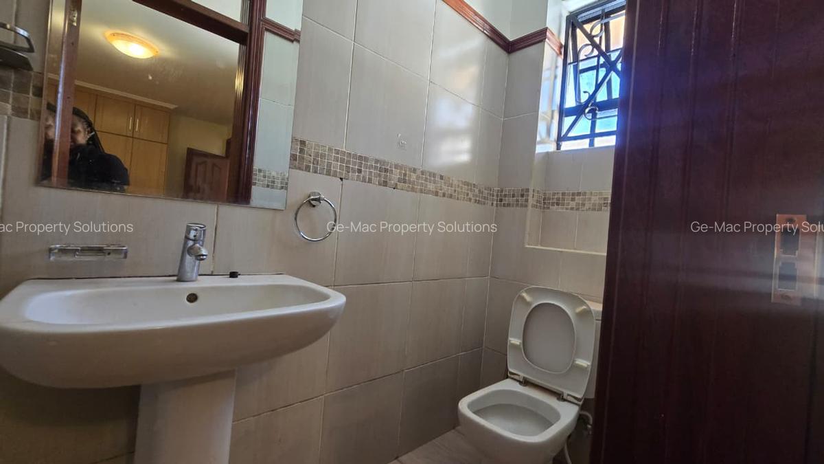 5 Bed House with En Suite in Lavington - 17