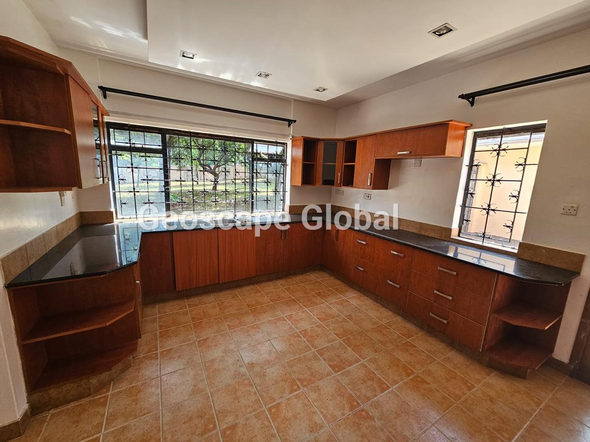 5 Bed House with En Suite in Kyuna - 10