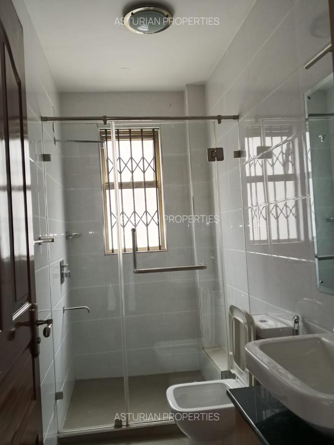 5 Bed Townhouse with En Suite in Lavington - 18