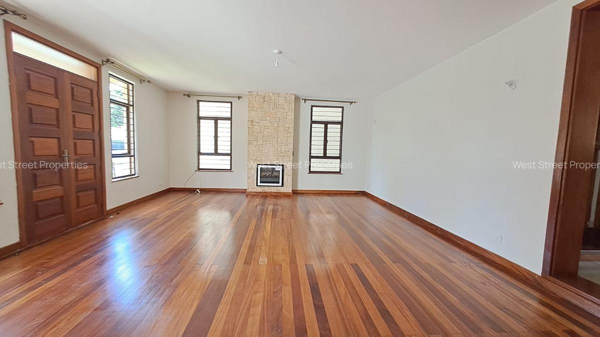 5 Bed Townhouse with En Suite at Lavington - 3