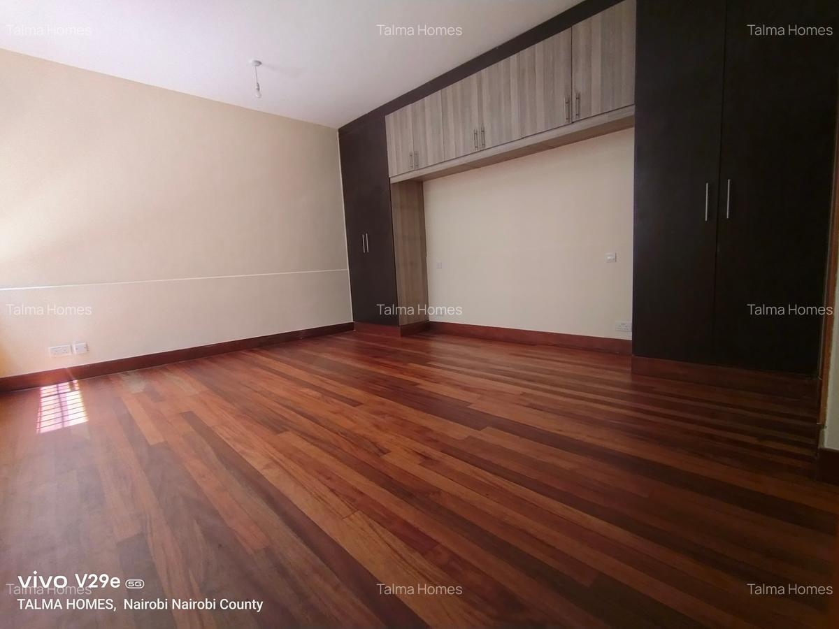 5 Bed Townhouse with En Suite at Lavington - 10