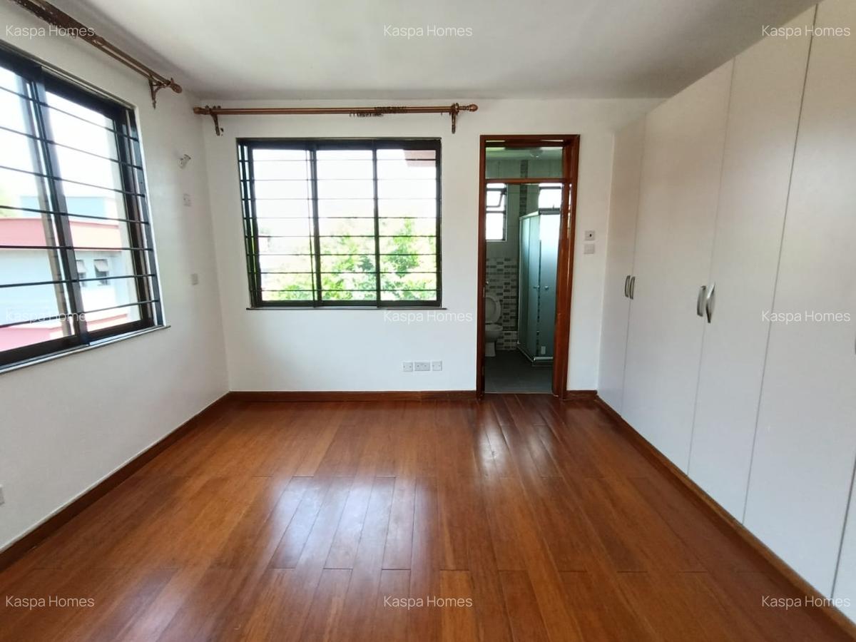 5 Bed House with En Suite in Lavington - 15