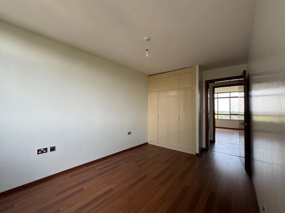 3 Bed Apartment with En Suite in Parklands - 13