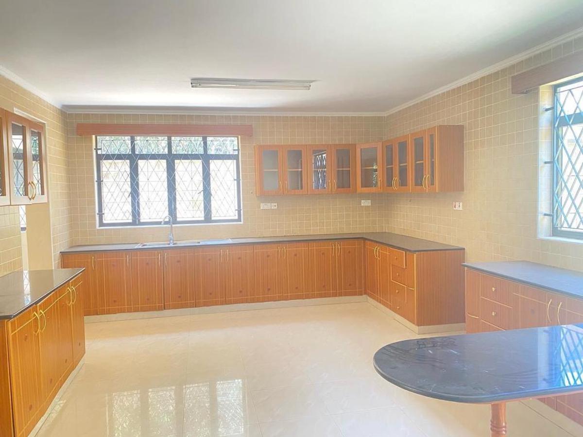 5 Bed Townhouse with En Suite in Lavington - 6