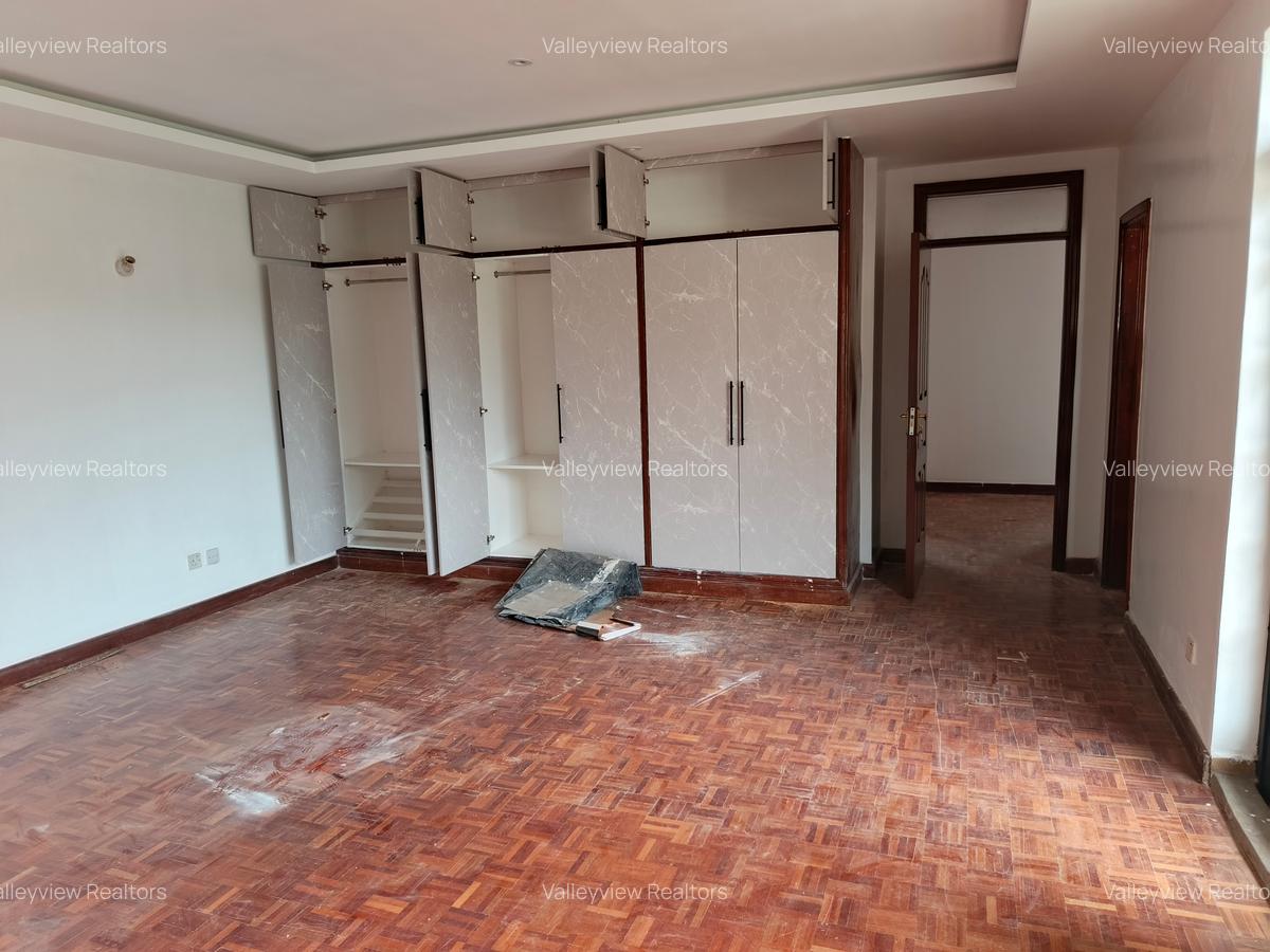 4 Bed Townhouse with En Suite at Lavington - 14