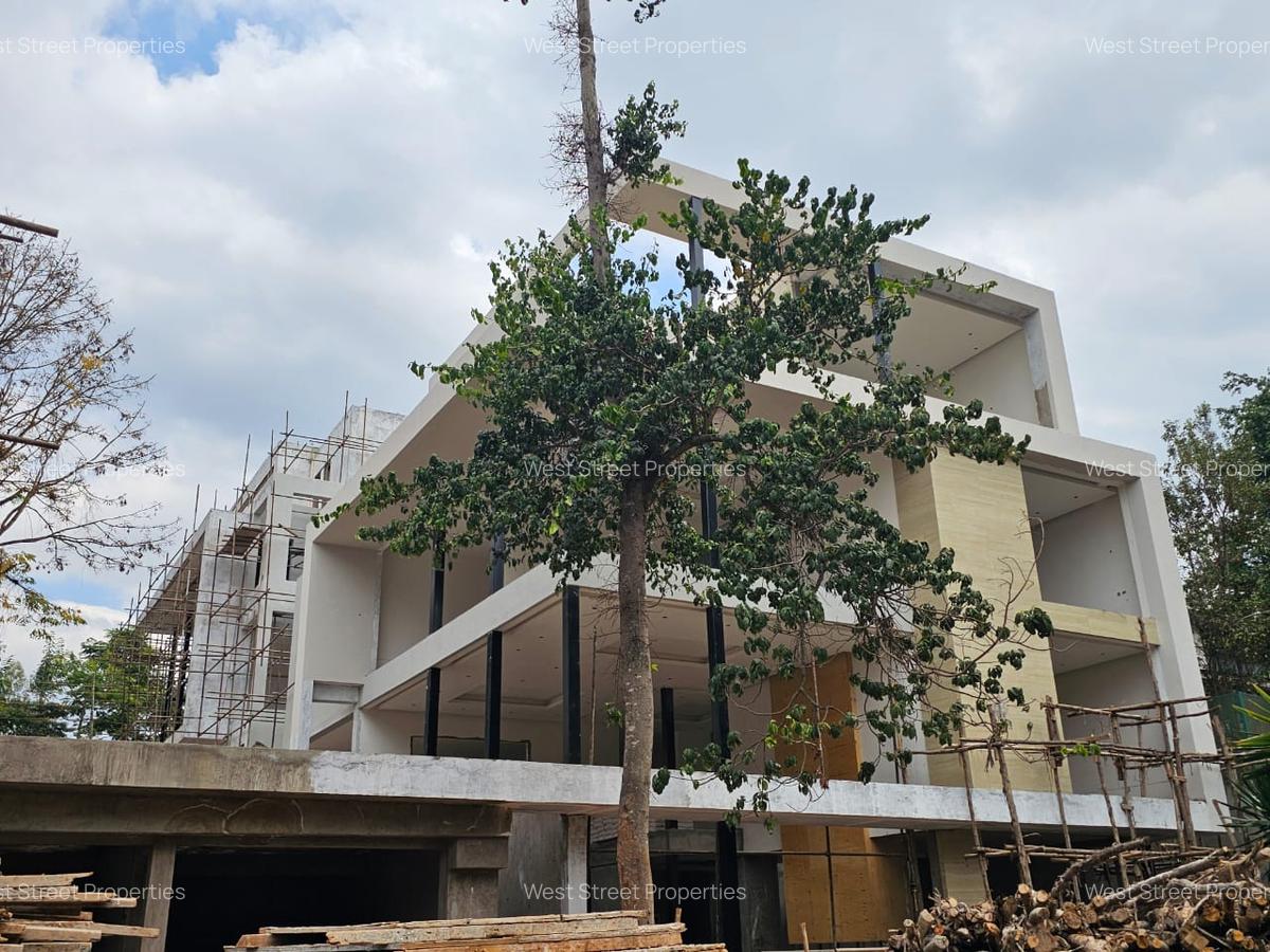 6 Bed Villa with En Suite at Lavington - 13