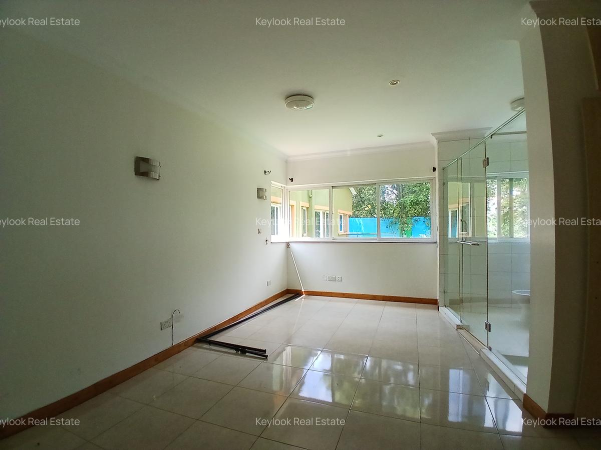 4 Bed Townhouse with En Suite at Riverside Drive - 17
