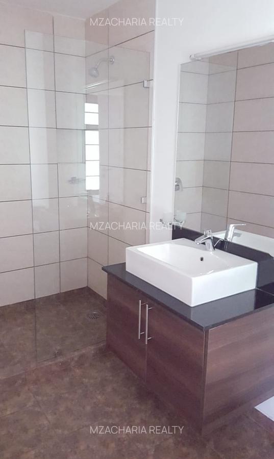 5 Bed Villa with En Suite in Rosslyn - 13