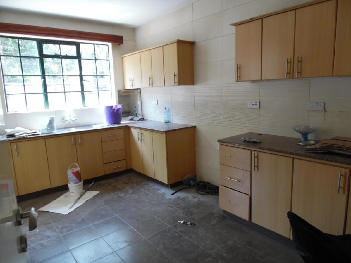 3 Bed Apartment with En Suite at Lavington - 17