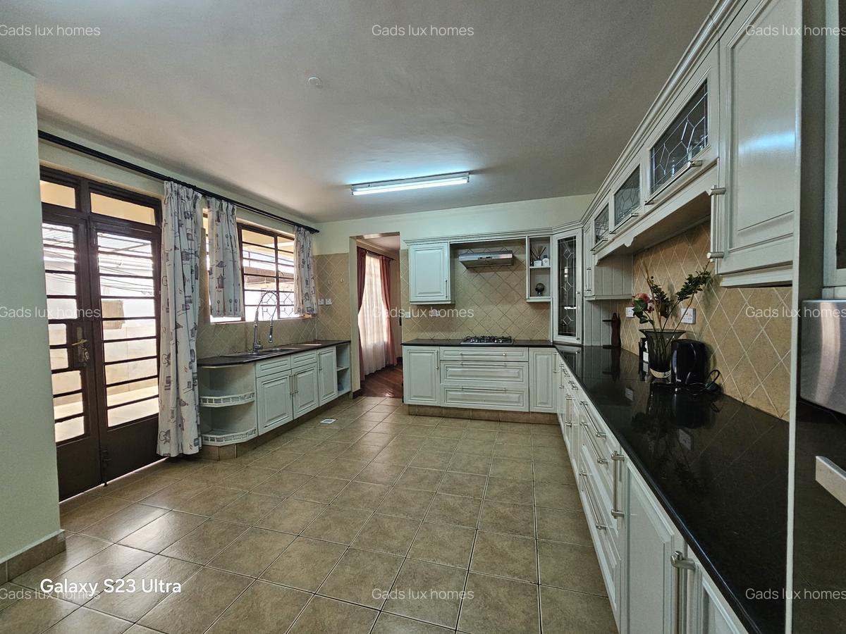 5 Bed Townhouse with En Suite at Lavington - 6