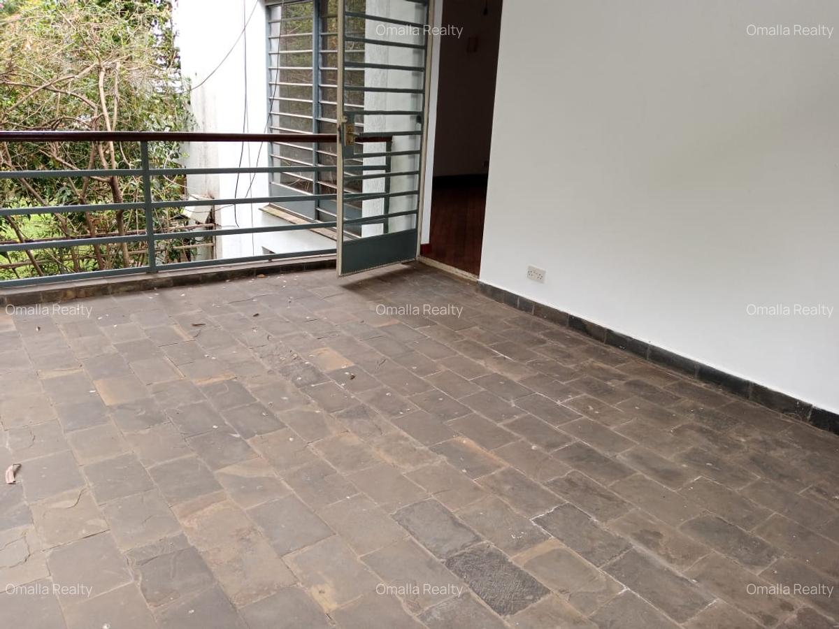 4 Bed House with En Suite in Lavington - 8