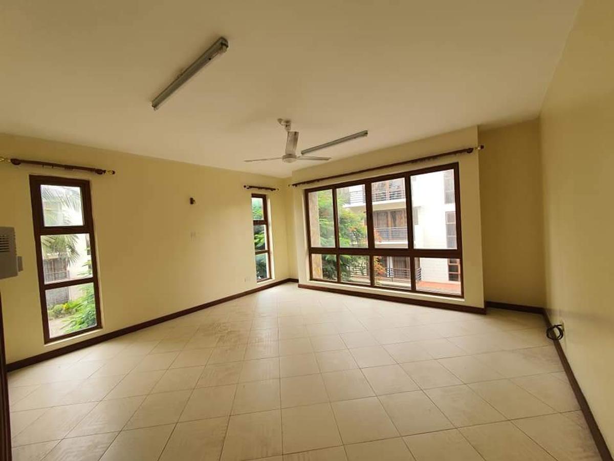 3 Bed Apartment with En Suite at Links Road - 10