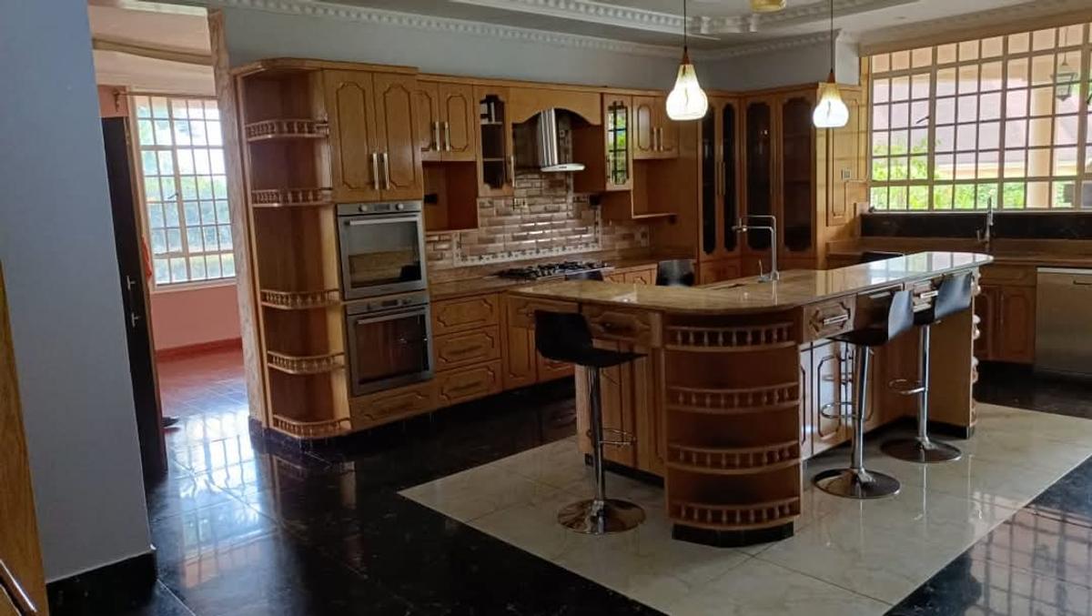 5 Bed House with En Suite in Runda - 14