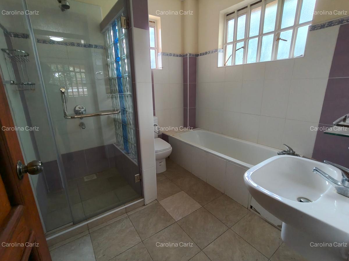 4 Bed House with En Suite at Rosslyn Lone Tree - 17