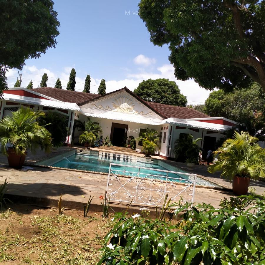 4 Bed Villa with En Suite at Casuarina - 1