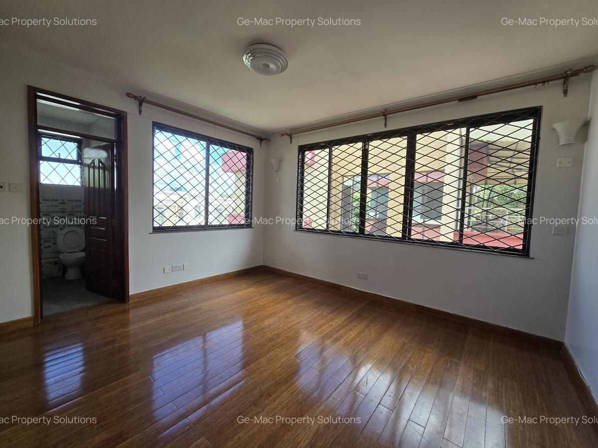 5 Bed House with En Suite in Lavington - 17