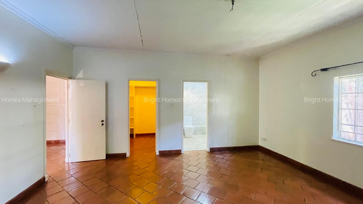 5 Bed House with En Suite in Lavington - 15