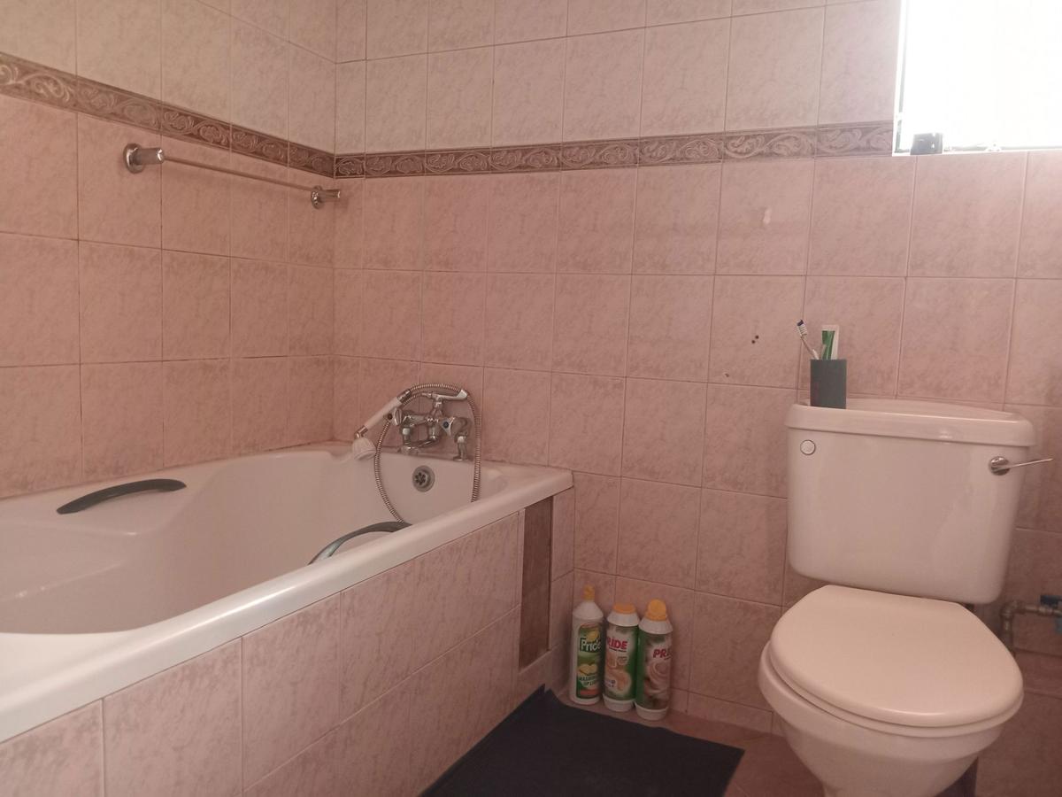 4 Bed House with En Suite in Lavington - 11