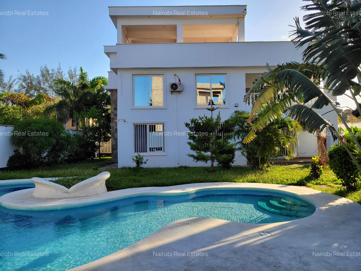 3 Bed House with En Suite in Diani - 1