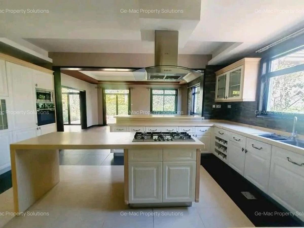 5 Bed House with En Suite in Lavington - 4
