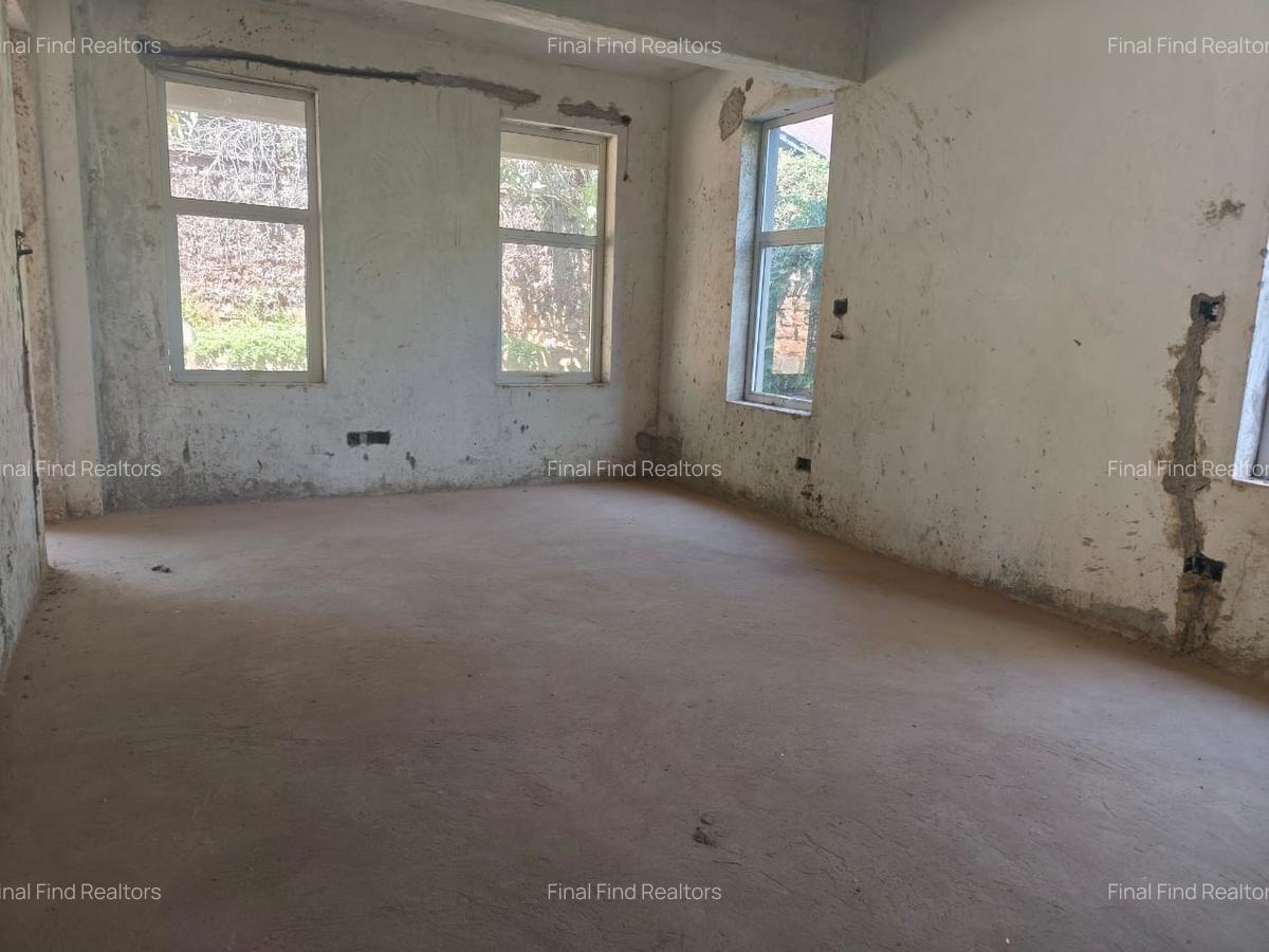 5 Bed House with En Suite in Runda - 11