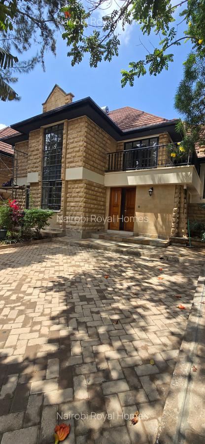 5 Bed House with En Suite at Lavington Green - 1