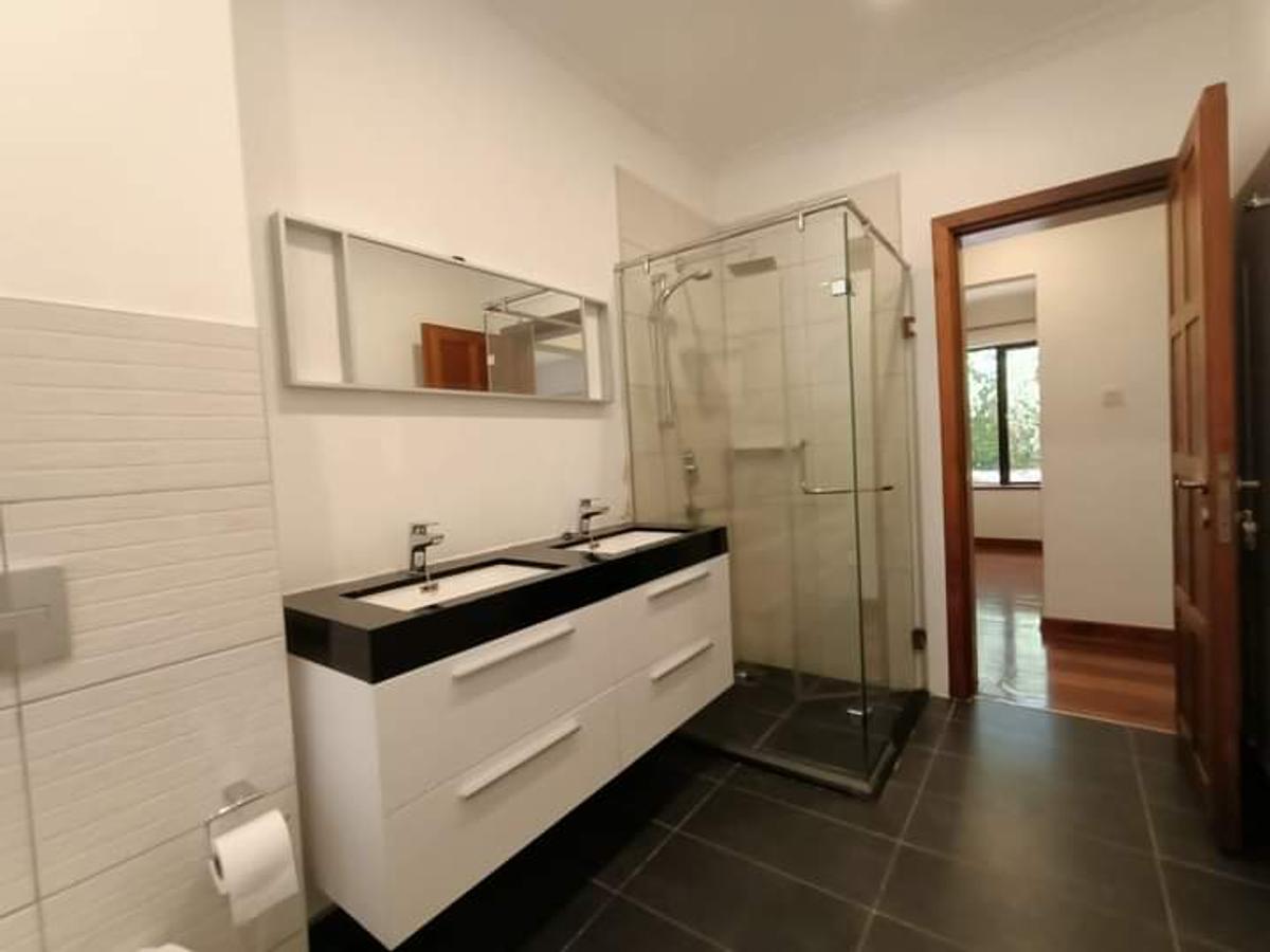 5 Bed House with En Suite at Lavington - 2