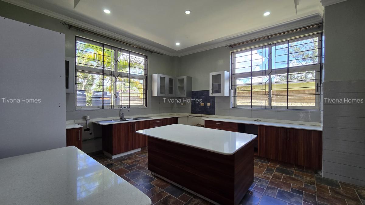 5 Bed House with En Suite in Ridgeways - 7