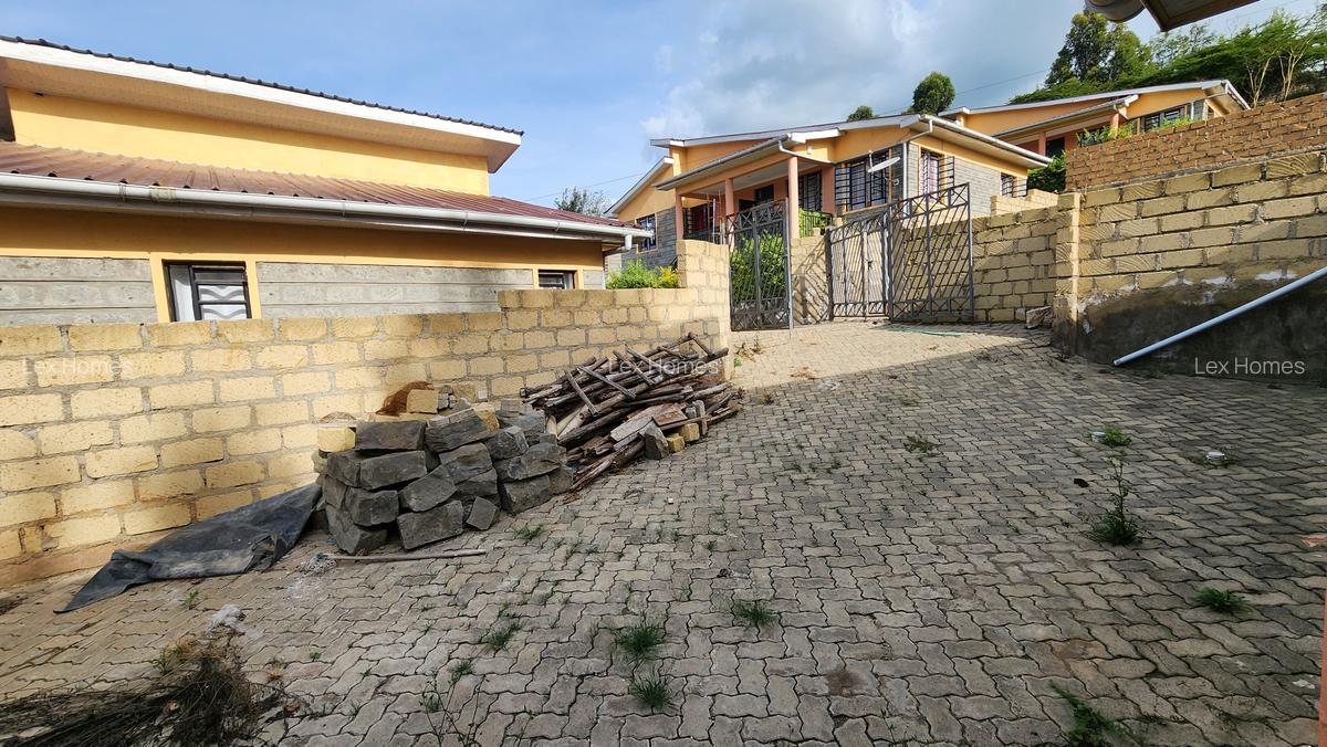 4 Bed House with En Suite at Kahuho - 2