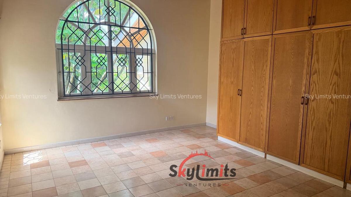 4 Bed House with En Suite in Hill View - 9