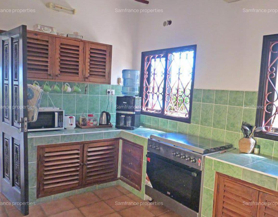 5 Bed Villa with En Suite at Paparemo - 12