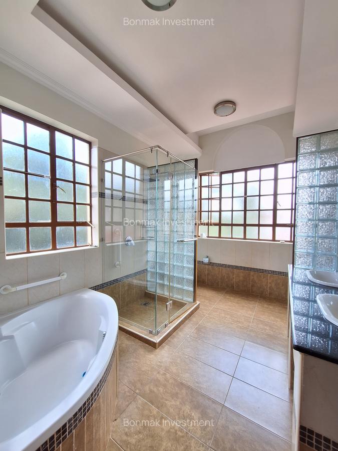 4 Bed Townhouse with En Suite at Rossylin Lone Tree - 20