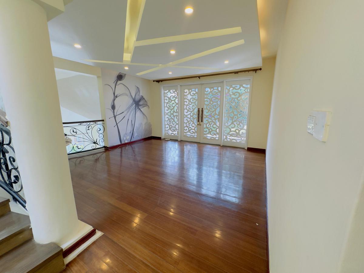 5 Bed House with En Suite at Mimosa Drive - 17